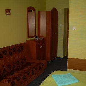 Mały pokój z dwoma pojedynczymi łóżkami